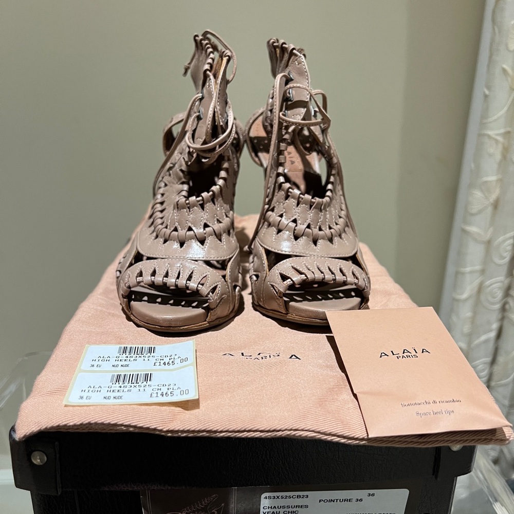 Alaia nude/pink heels